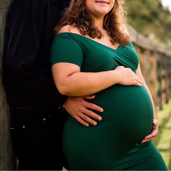 Green off shoulder maternity dress - Picture 10 of 10